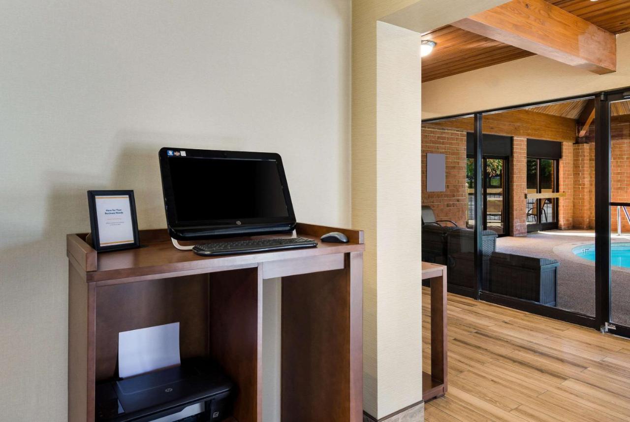 Comfort Inn Virginia Horse Center Lexington Exterior photo